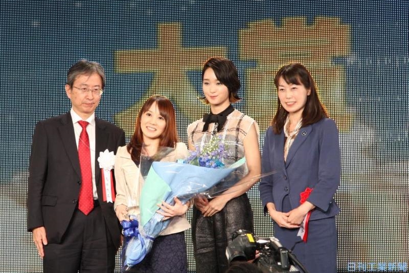 左から高田修三宇宙開発戦略推進事務局長、大賞を受賞した松本紋子さん、女優の剛力彩芽さん、山崎直子宇宙飛行士イメージ
